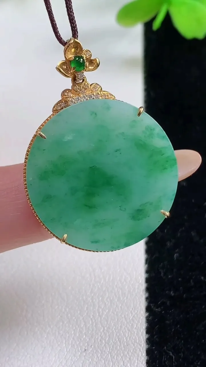 天然A货翡翠无事牌吊坠，尺寸32.2-24.5-5.7，23.5重量:5.69g
11月2日