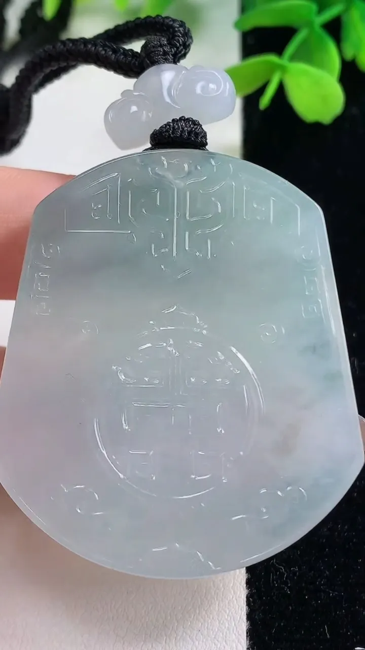 天然A货翡翠仿古无事牌吊坠，尺寸48.8-42.3-6.1，重量:35.01g
11月2日