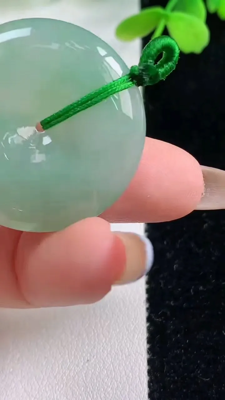 天然A货翡翠平安扣吊坠，尺寸31.7-6.1，重量:12.80g
11月2日