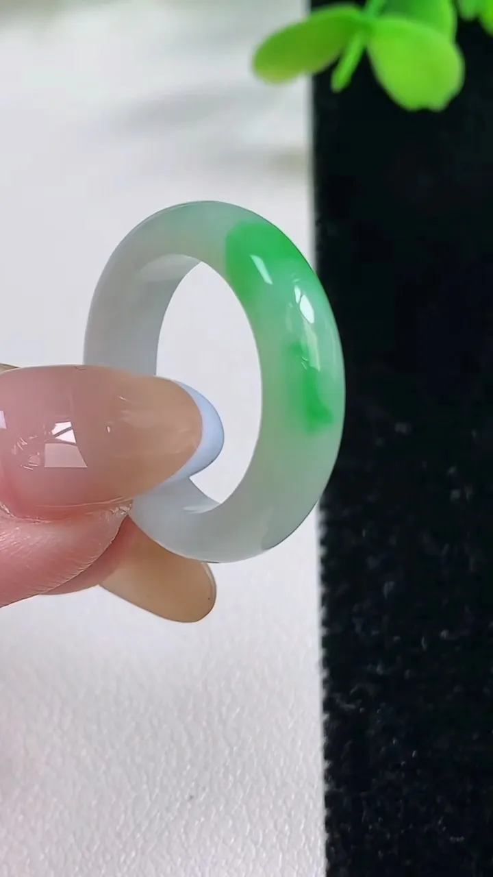 天然A货翡翠指环戒指，尺寸18-5.3-3.4，重量:4.05g2025年11月2日
工厂直销收藏佳品,种好水足，色泽均匀，有种有色，上手高大气！