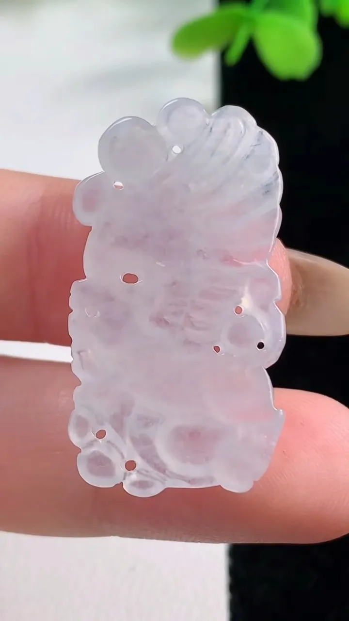 天然A货翡翠麒麟吊坠，尺寸32.8-18-4.2，重量:4.42g
11月2日