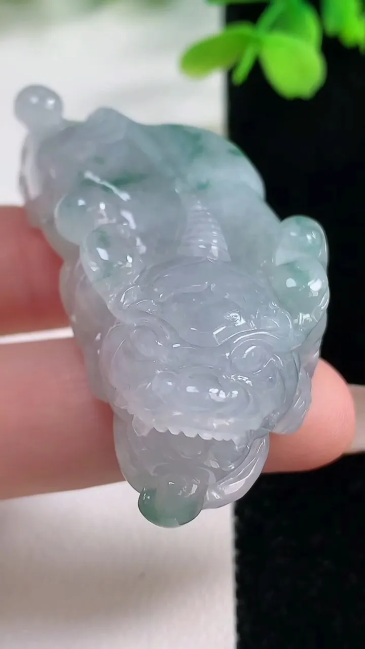 天然A货翡翠冰种飘花貔貅吊坠，尺寸51-25-14，重量:40.17g
11月2日