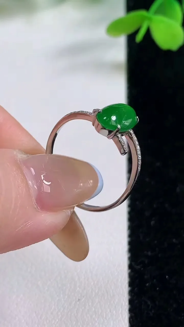 天然A货翡翠蛋面戒指，尺寸17.5-11.4-5.6-4.4，重量:2.61g2025年11月2日
工厂直销收藏佳品,种好水足，色泽均匀，有种有色，上手高大气！