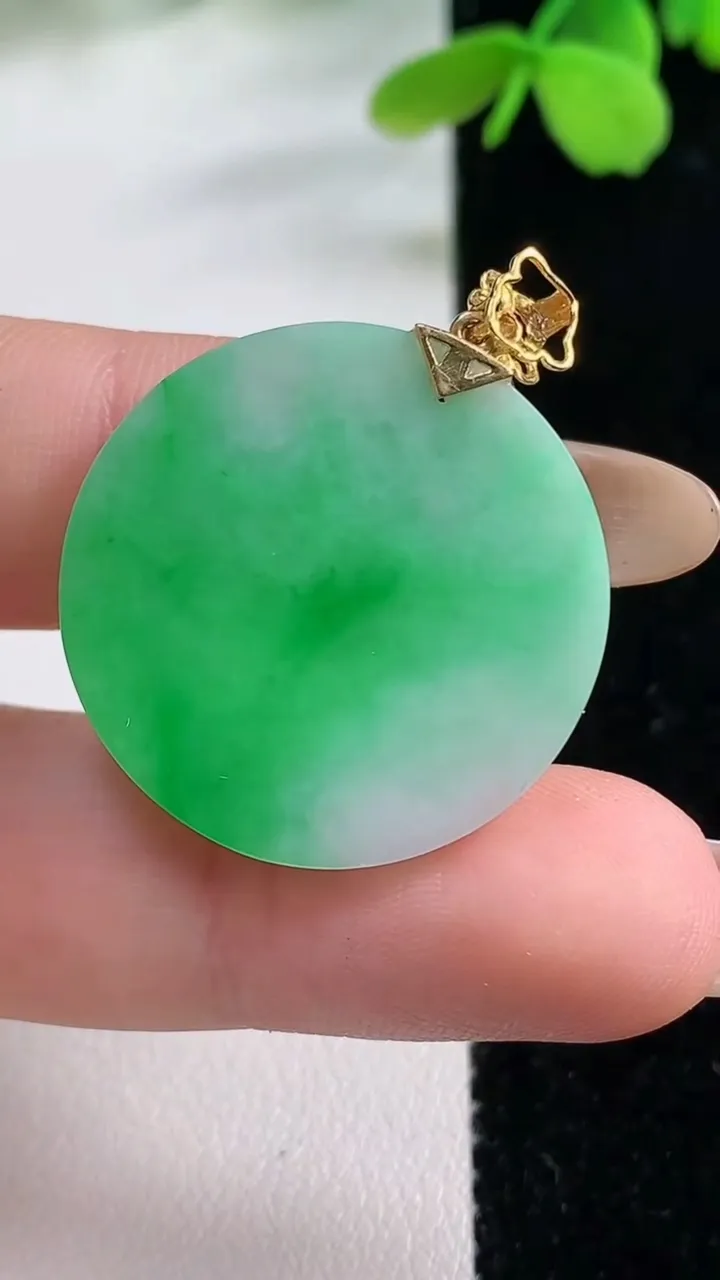 天然A货翡翠无事牌吊坠，尺寸26-2.3，重量:4.07g
11月2日
