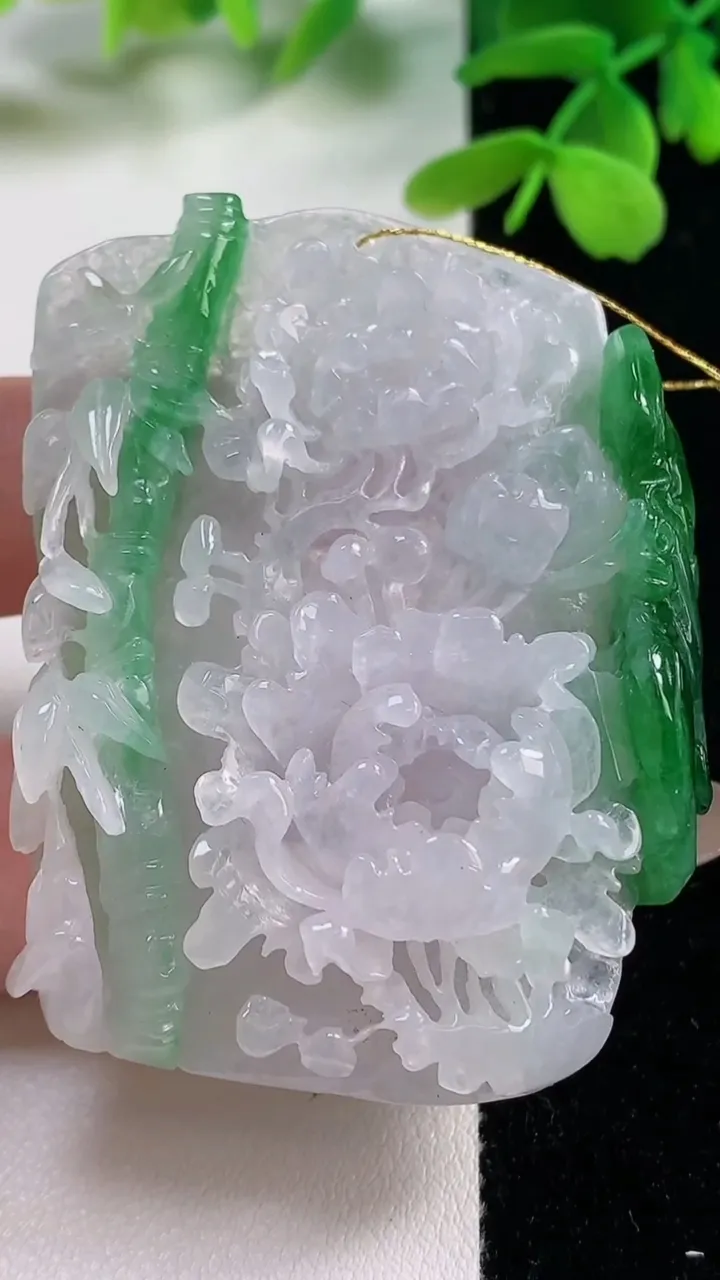 天然A货翡翠花开富贵吊坠，尺寸54.6-43.6-13.6，重量:41.95g
11月2日