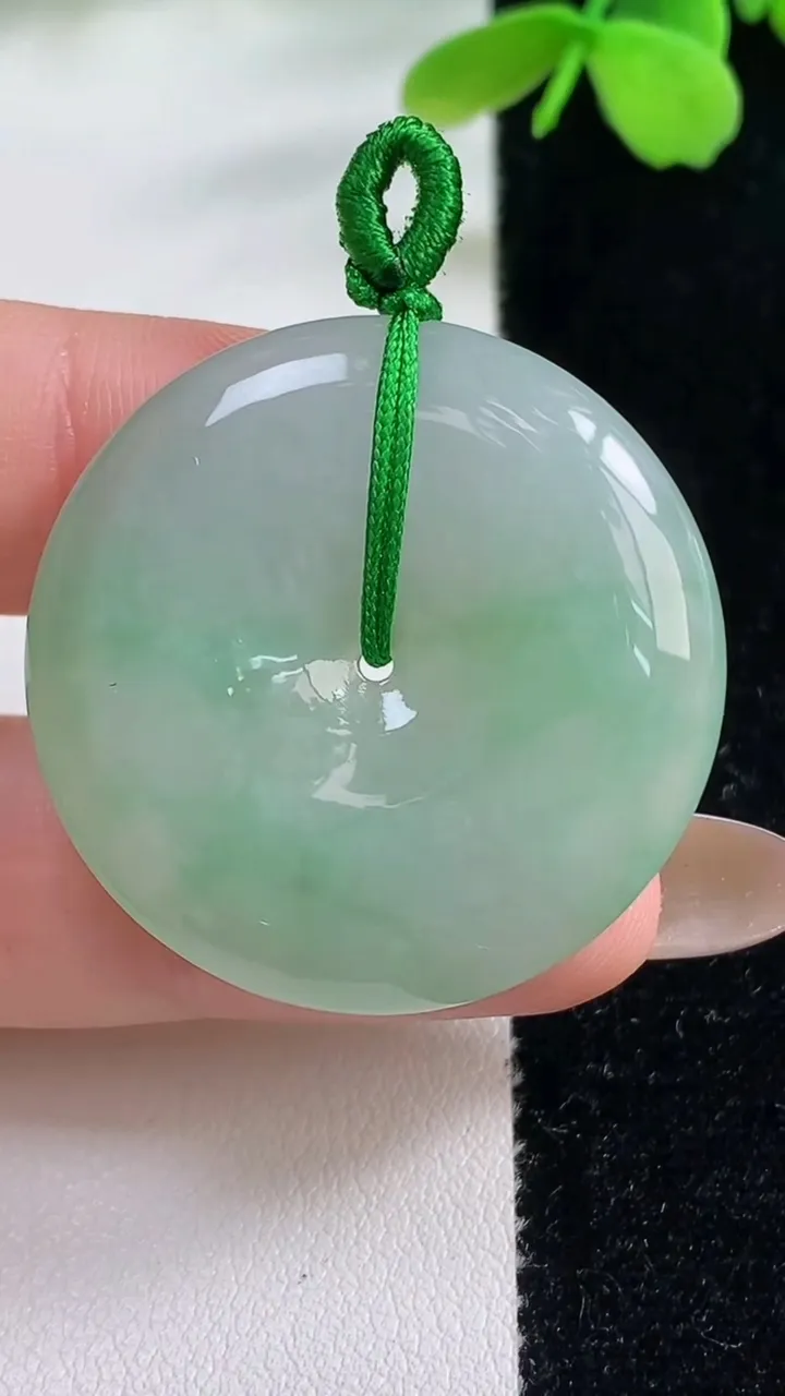 天然A货翡翠平安扣吊坠，尺寸32.2-5.8，重量:14.58g
11月2日