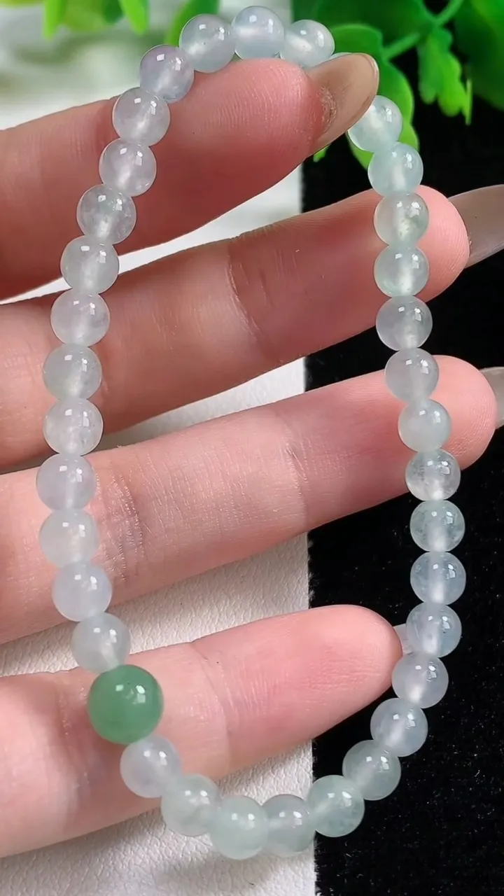 天然A货翡翠圆珠手串，尺寸5.2-36颗，重量:9.83g11月2日
工厂直销收藏佳品,种好水足，色泽均匀，有种有色，上手高大气！