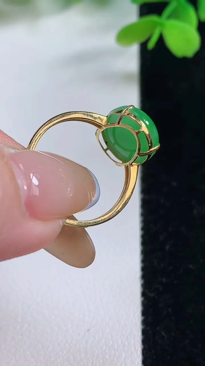 天然A货翡翠蛋面戒指，尺寸17.3-13.6-10-5.8，重量:2.26g2025年11月2日
工厂直销收藏佳品,种好水足，色泽均匀，有种有色，上手高大气！