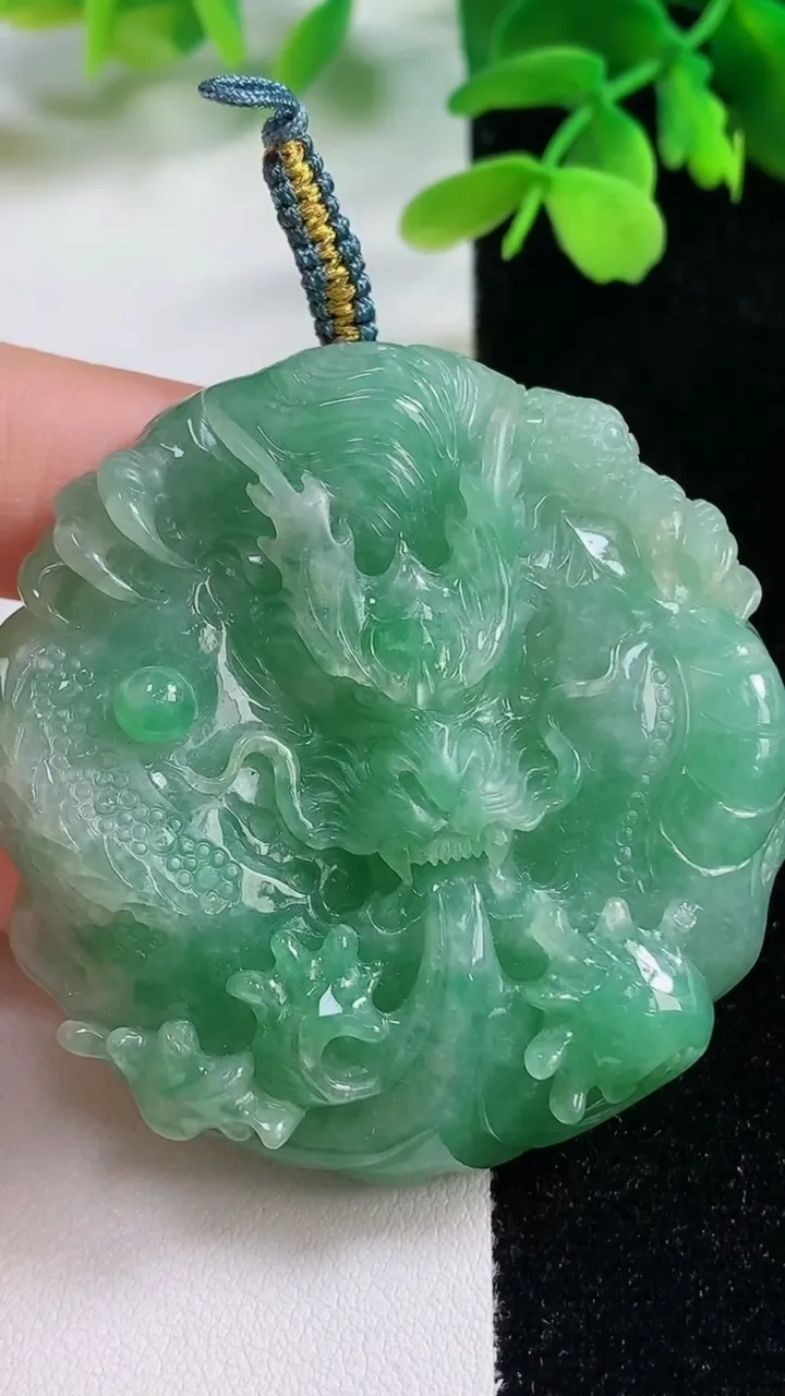 天然A货翡翠龙牌吊坠，尺寸52-10.6，重量:53.08g
11月2日