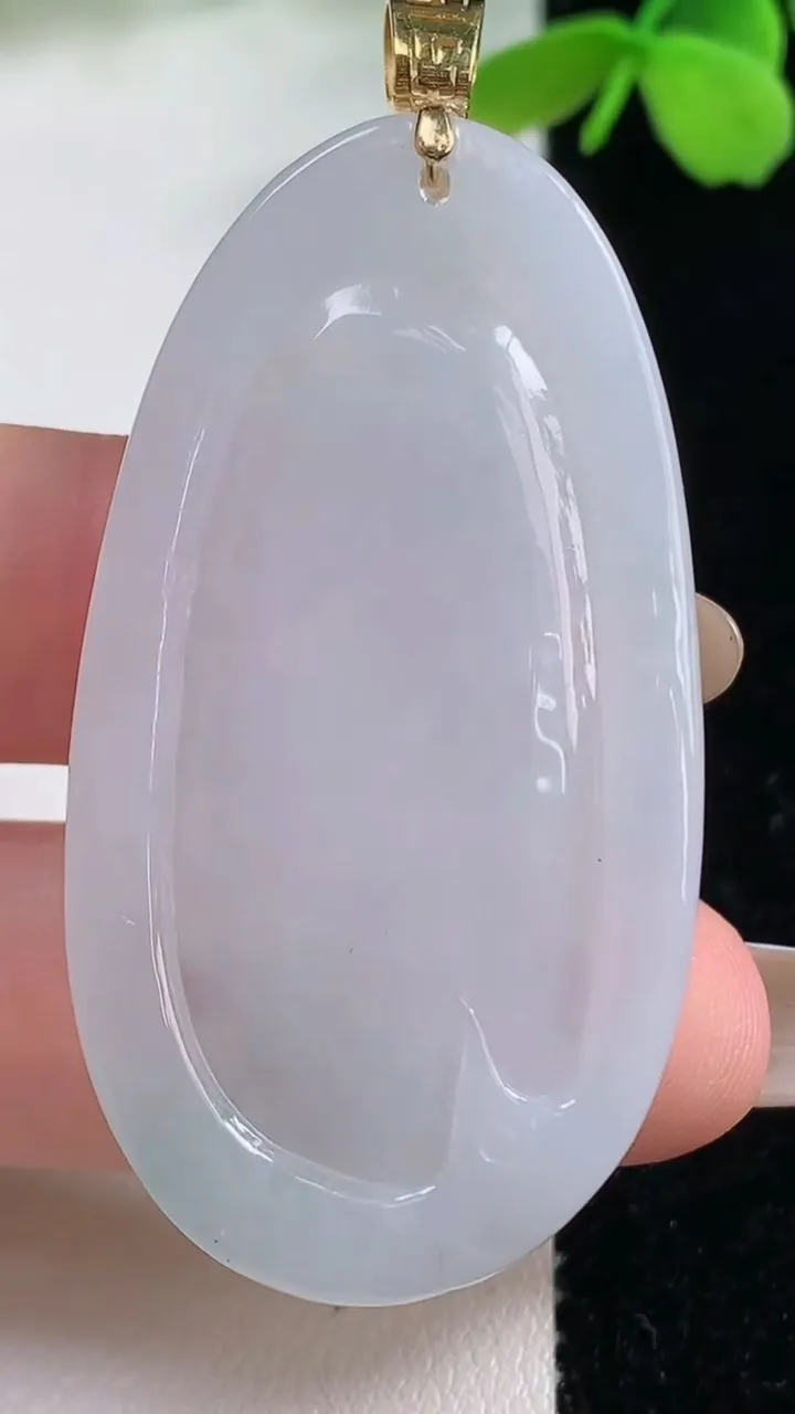 天然A货翡翠种飘花虚空藏菩萨吊坠，尺寸50.3-27.3-6.4，重量:19.29g
11月2日