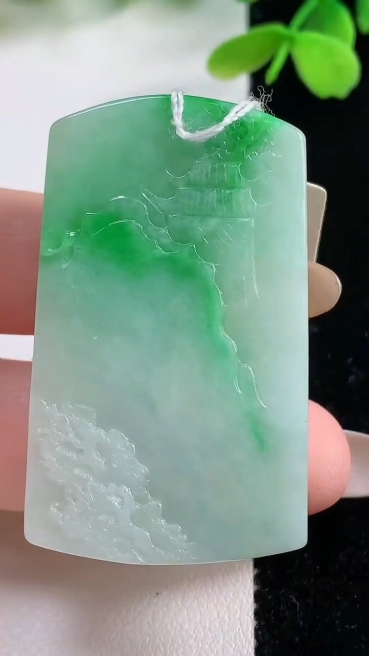 天然A货翡翠山水牌吊坠，尺寸47.2-27.7-5.9，重量:18.63g
11月2日