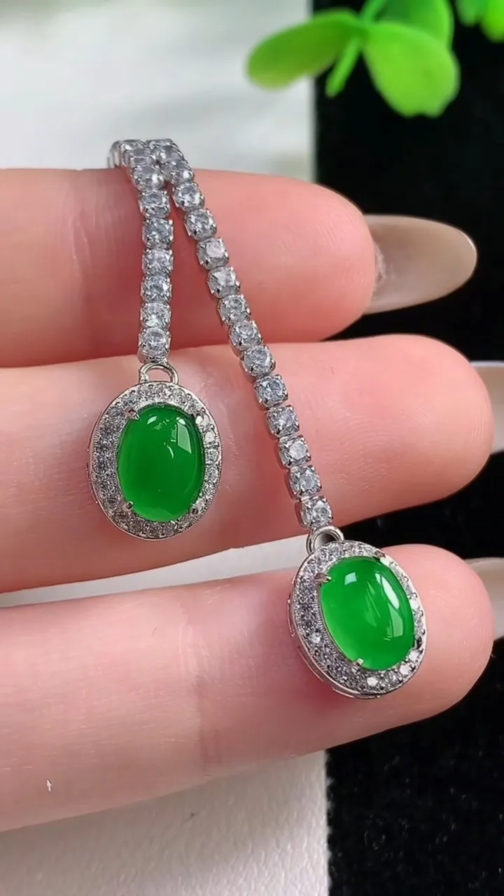 天然A货翡翠蛋面项链，尺寸7.9-5.7-6.1，重量:4.67g11月2日
工厂直销收藏佳品,种好水足，色泽均匀，有种有色，上手高大气！