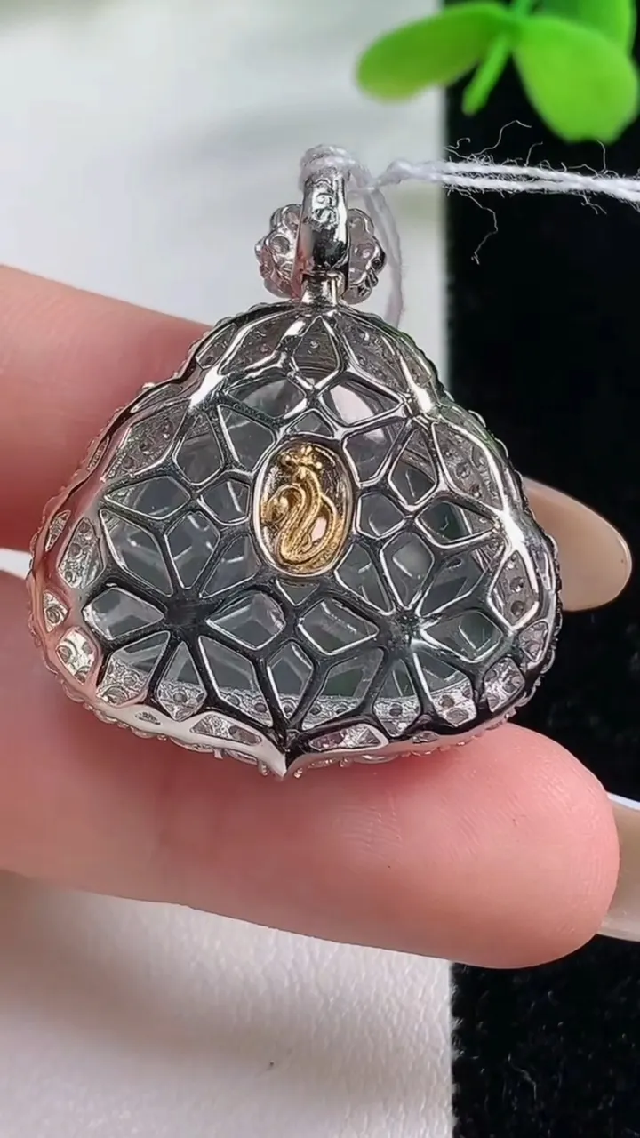 天然A货翡翠佛公吊坠，尺寸34.3-28.5-9.1，裸石19.5-24.4重量:7.00g
11月2日