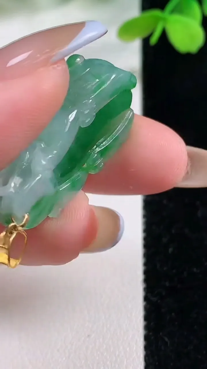 天然A货翡翠貔貅吊坠，尺寸33.5-16.4-9.1，重量:11.48g
11月2日