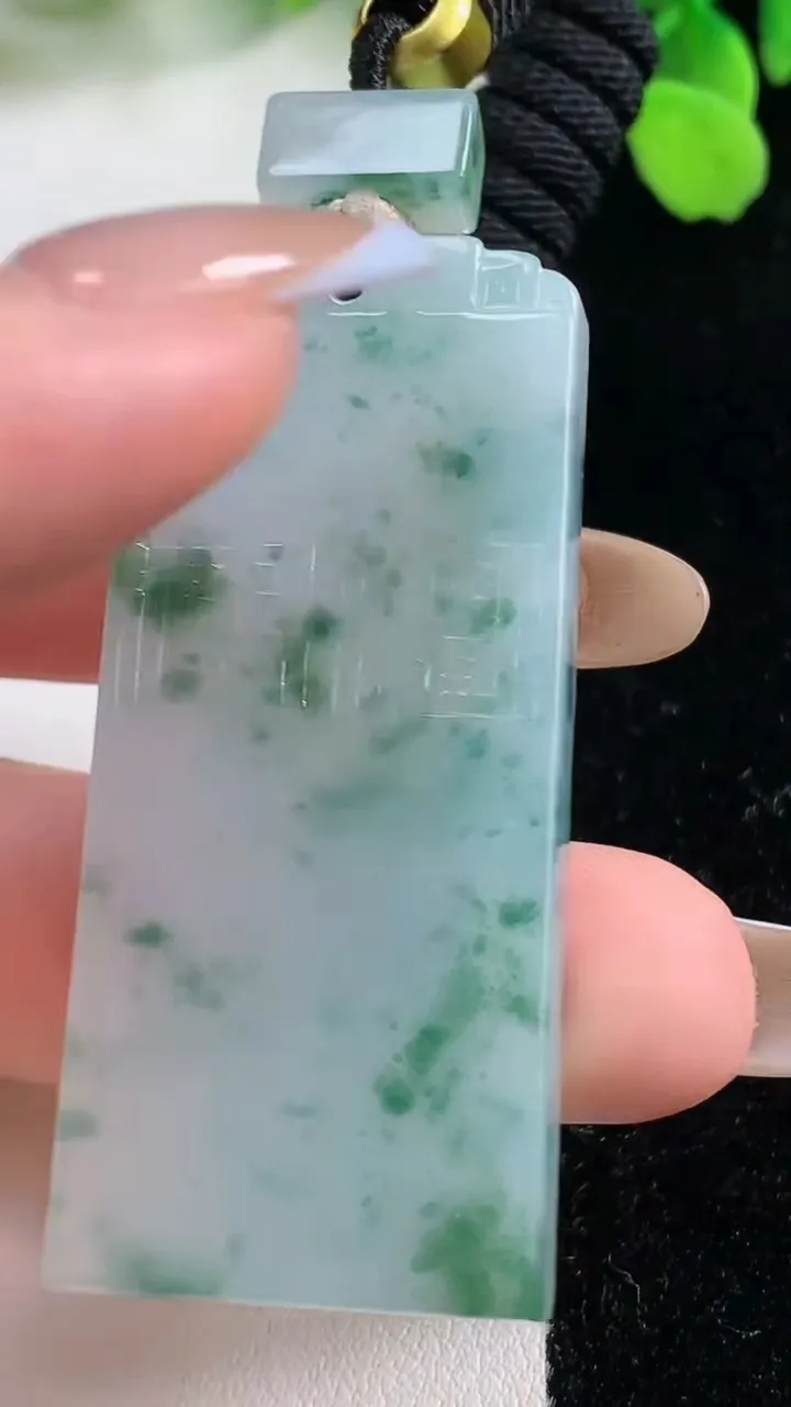 天然A货翡翠飘花仿古无事牌吊坠，尺寸52.3-22.7-5.1，重量:25.21g
11月2日