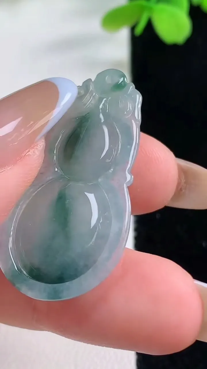 天然A货翡翠冰种飘花葫芦吊坠，尺寸37-19-5.6，重量:5.64g
11月2日