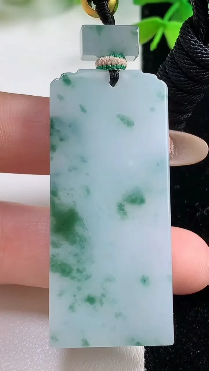 天然A货翡翠飘花仿古无事牌吊坠，尺寸52.3-22.7-5.1，重量:25.21g
11月2日