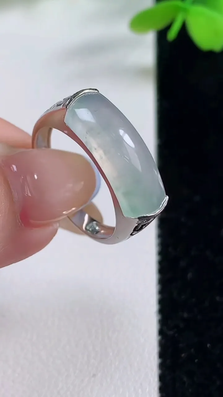 天然A货翡翠种飘花马鞍戒指，尺寸18.3-5.9-4.6，重量:4.32g2025年11月2日
工厂直销收藏佳品,种好水足，色泽均匀，有种有色，上手高大气！