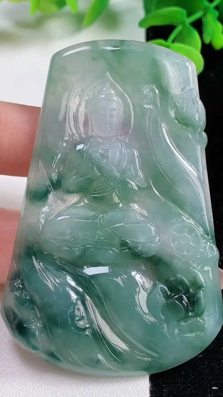 天然A货翡翠冰种飘花大日如来吊坠，尺寸71-45.5*4.8，重量:32.26g
11月2日