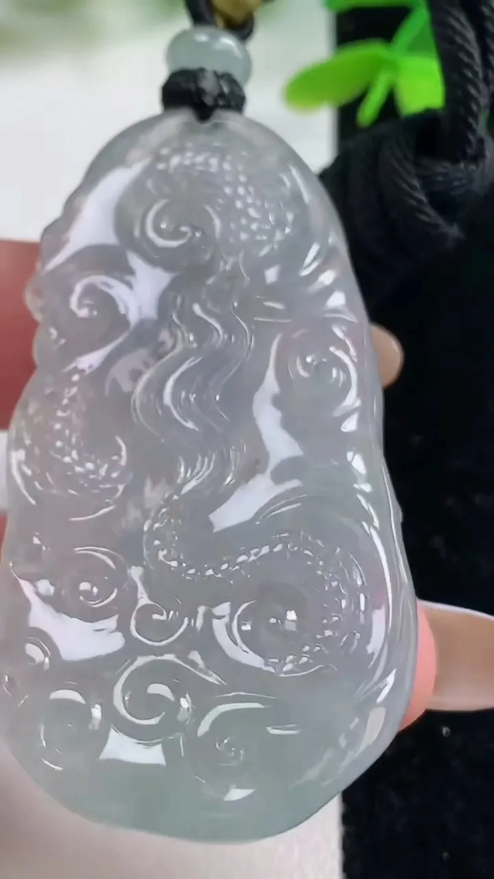 天然A货翡翠种白冰龙牌吊坠，尺寸56.7-27-10.2，重量:29.40g
11月2日