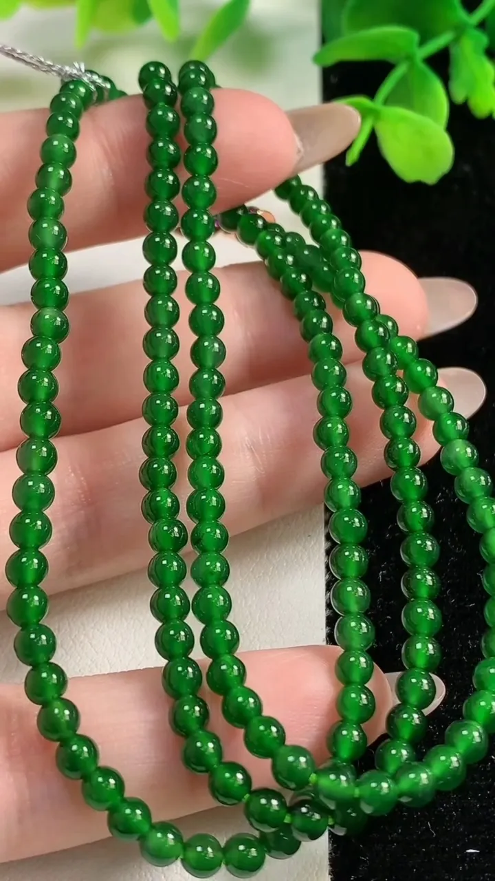 天然A货翡翠小米珠项链，尺寸3.6-163颗，重量:16.00g11月2日
工厂直销收藏佳品,种好水足，色泽均匀，有种有色，上手高大气！