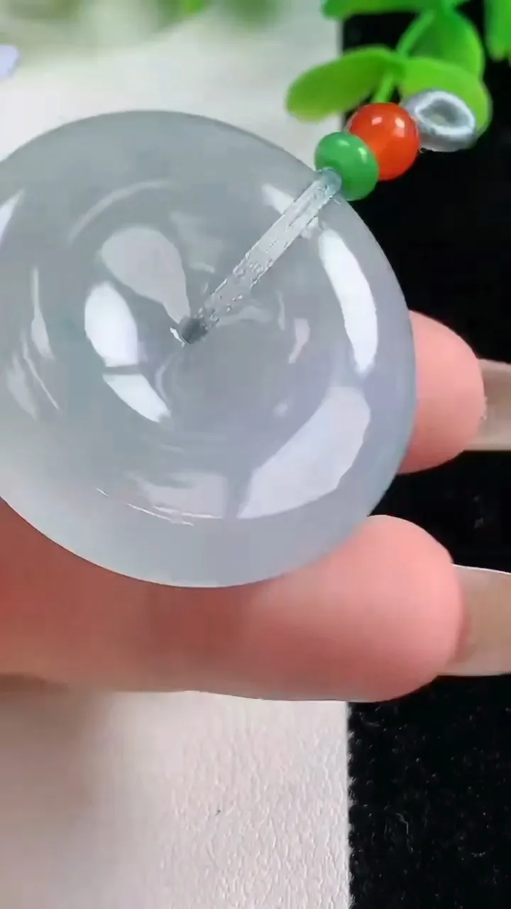 天然A货翡翠冰种飘花平安扣吊坠，尺寸36.3-6.9，重量:21.11g
11月2日