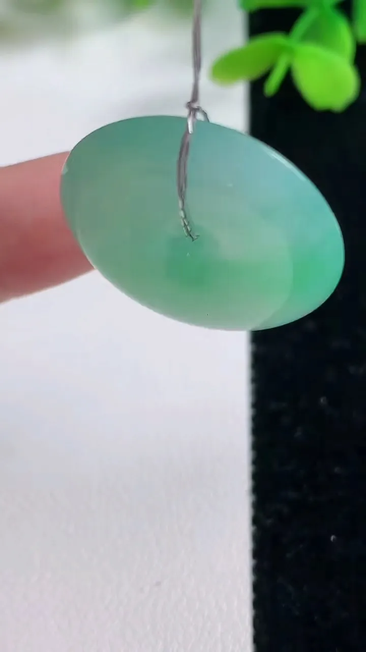 天然A货翡翠平安扣吊坠，尺寸25.3-5.6，重量:7.61g
11月2日