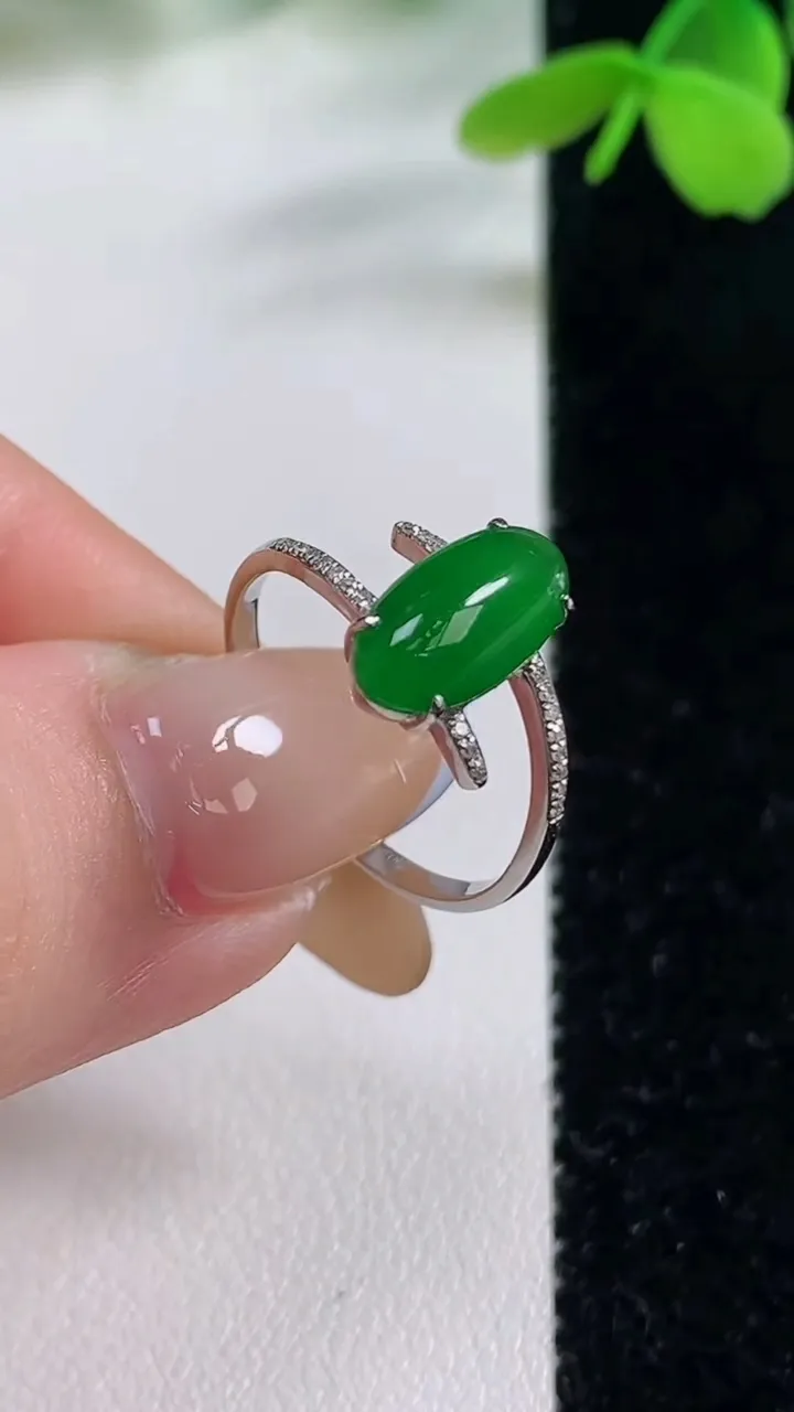 天然A货翡翠蛋面戒指，尺寸17.5-11.4-5.6-4.4，重量:2.61g2025年11月2日
工厂直销收藏佳品,种好水足，色泽均匀，有种有色，上手高大气！