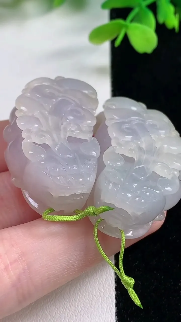 天然A货翡翠紫罗兰貔貅吊坠一对，尺寸41.8-21.8-12.5，重量:49.60g
11月2日