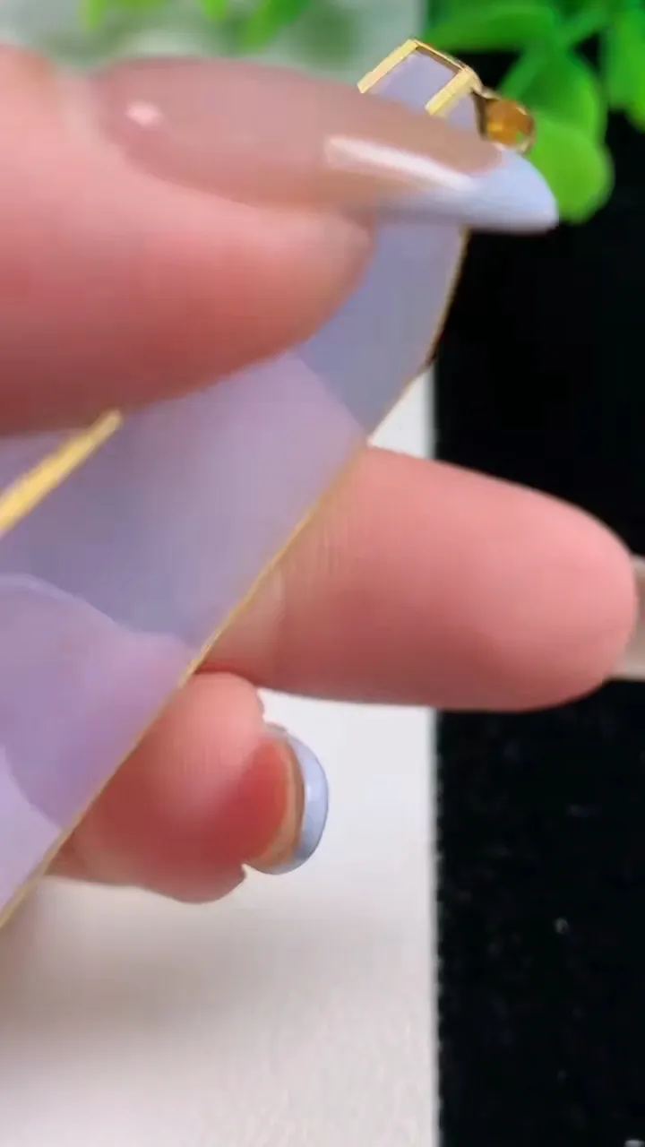 天然A货翡翠18K金紫罗兰无事牌吊坠，尺寸51.4-33.3-4.9，重量:22.00g
11月2日