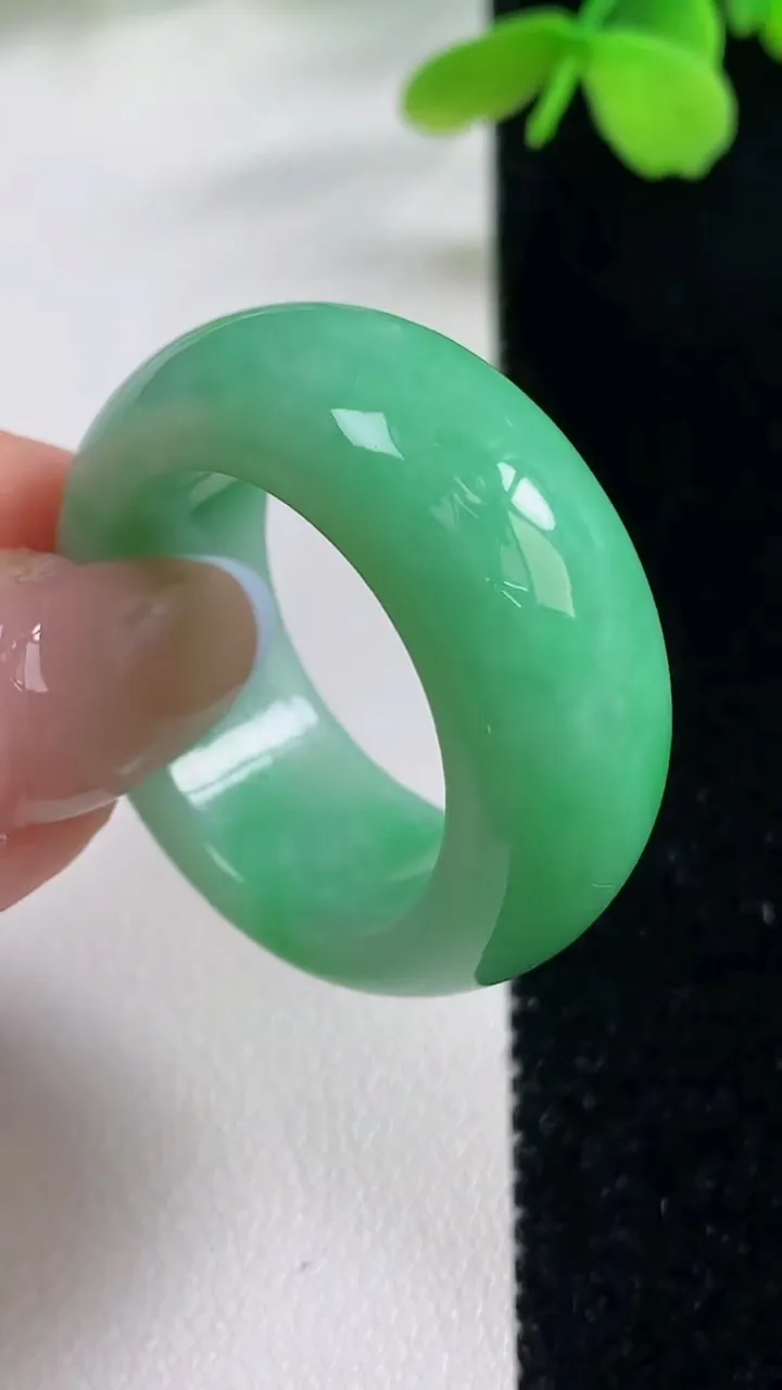 天然A货翡翠指环扳指，尺寸22-11.5-5.7，重量:16.70g2025年11月2日
工厂直销收藏佳品,种好水足，色泽均匀，有种有色，上手高大气！