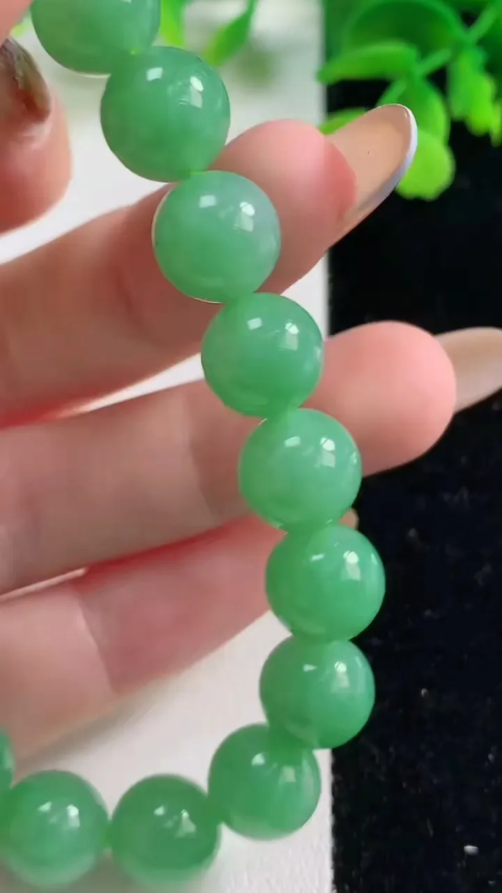 天然A货翡翠圆珠手串，尺寸9.8-19颗，重量:33.16g11月2日
工厂直销收藏佳品,种好水足，色泽均匀，有种有色，上手高大气！