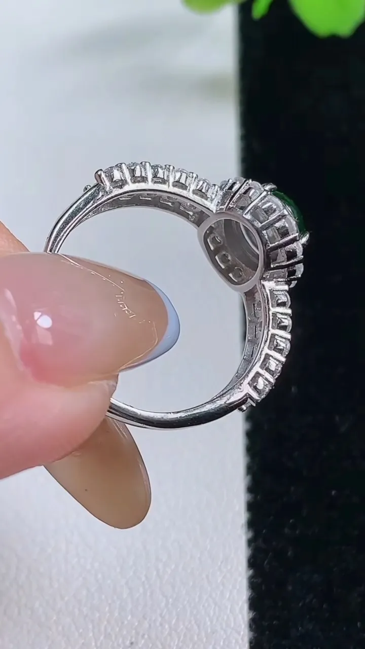 天然A货翡翠蛋面戒指，尺寸7.5-6.7-6.8，重量:2.77g2025年11月2日
工厂直销收藏佳品,种好水足，色泽均匀，有种有色，上手高大气！