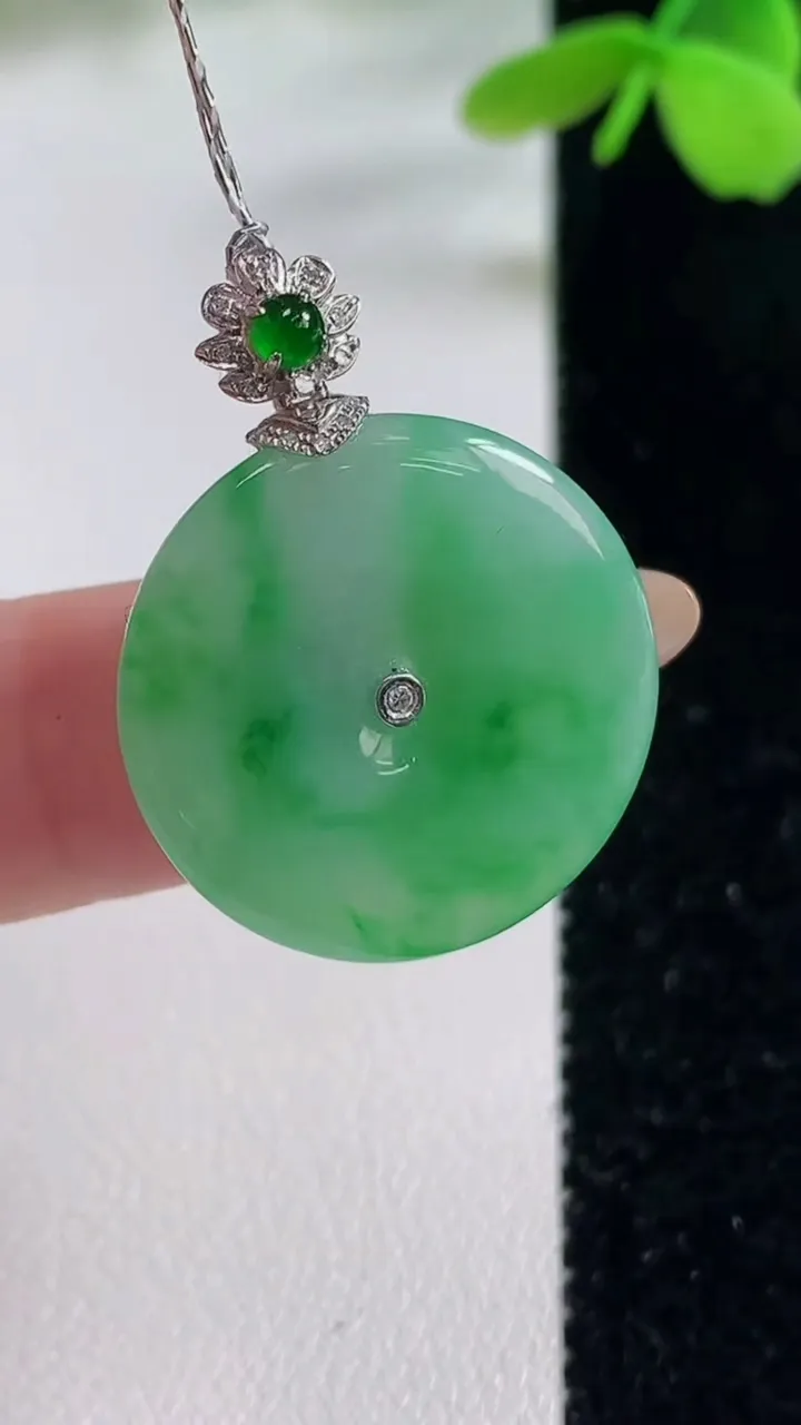 天然A货翡翠平安扣吊坠，尺寸22.3-3.5，重量:4.67g
11月2日