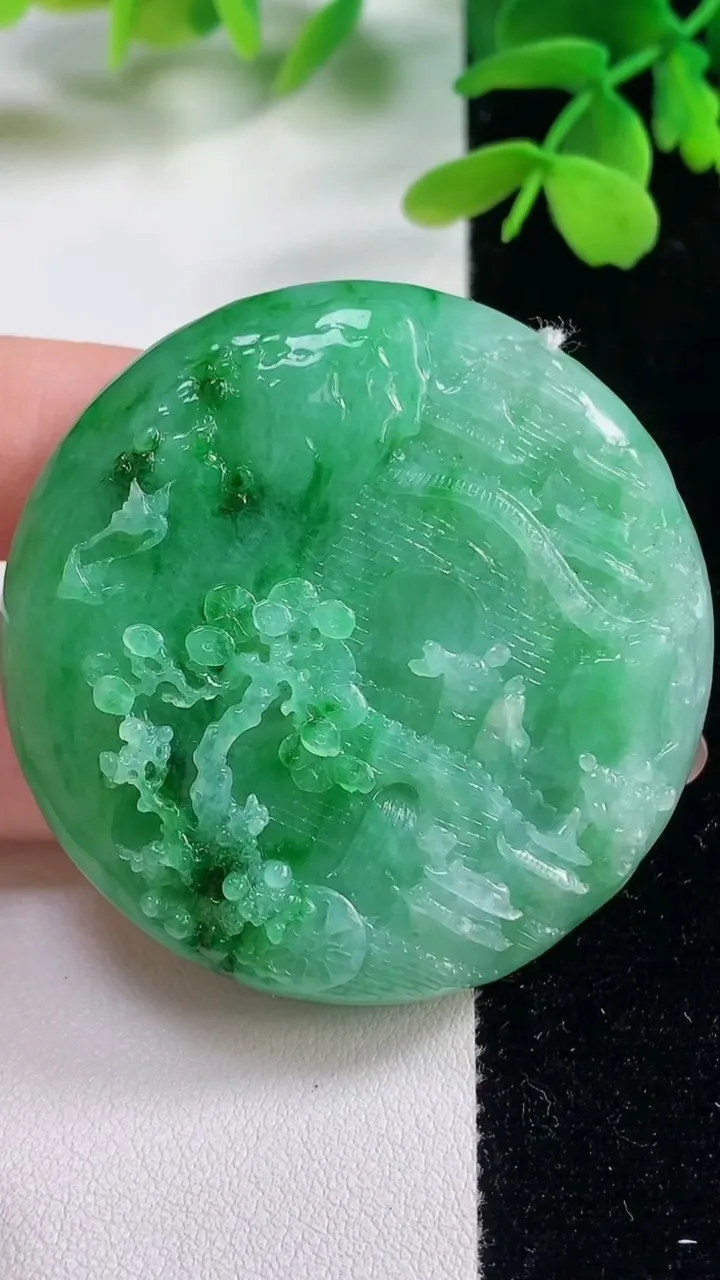 天然A货翡翠山水牌吊坠，尺寸49-12.1，重量:53.47g
11月2日