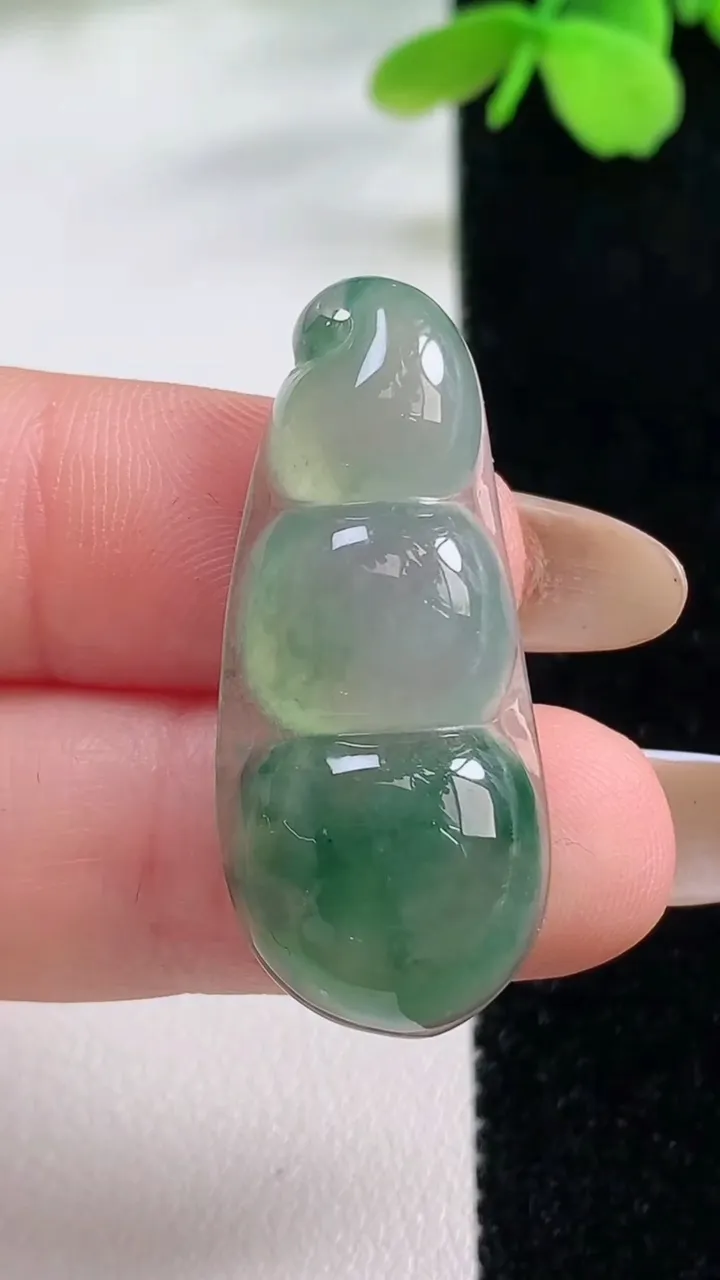 天然A货翡翠福豆吊坠，尺寸34.8-15-5.6，重量:5.30g
11月2日