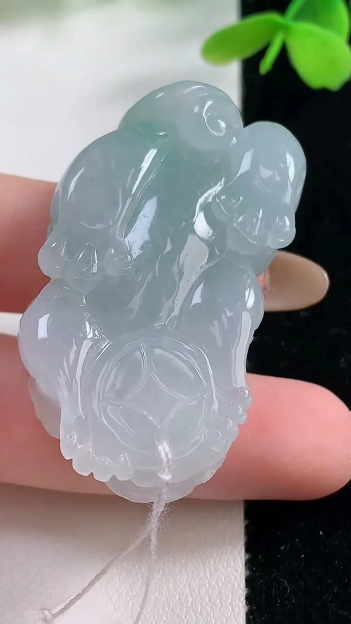 天然A货翡翠貔貅吊坠，尺寸45.7-23-11.5，重量:28.63g
11月2日