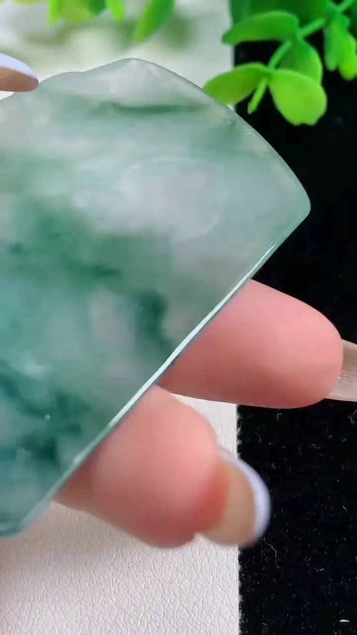 天然A货翡翠冰种飘花大日如来吊坠，尺寸71-45.5*4.8，重量:32.26g
11月2日