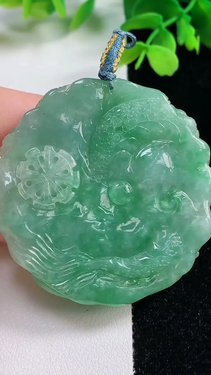 天然A货翡翠龙牌吊坠，尺寸52-10.6，重量:53.08g
11月2日