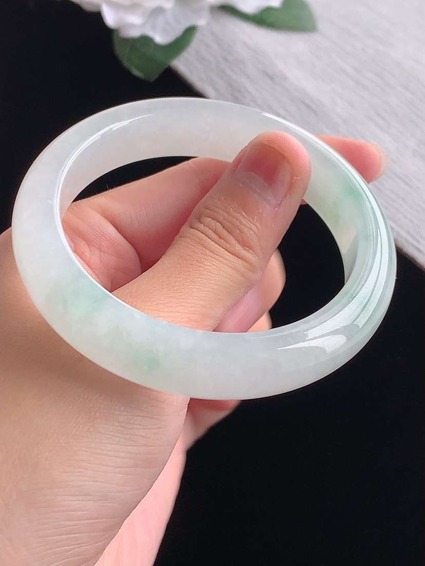 a货翡翠老坑冰种飘绿正装正圈手镯56-57圈口  尺寸56×12.6×8.5mm 重量62.55g 1101