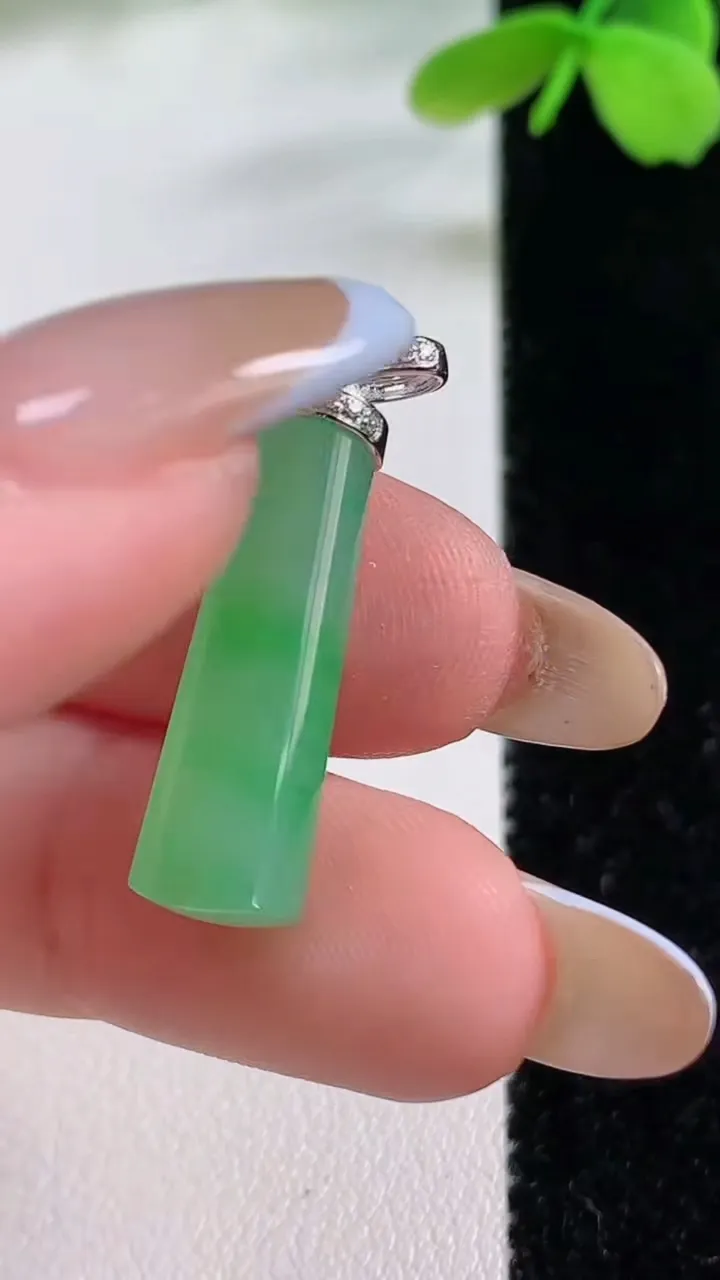 天然A货翡翠平安柱吊坠，尺寸23.6-7.4-5.5，重量:2.65g
11月2日