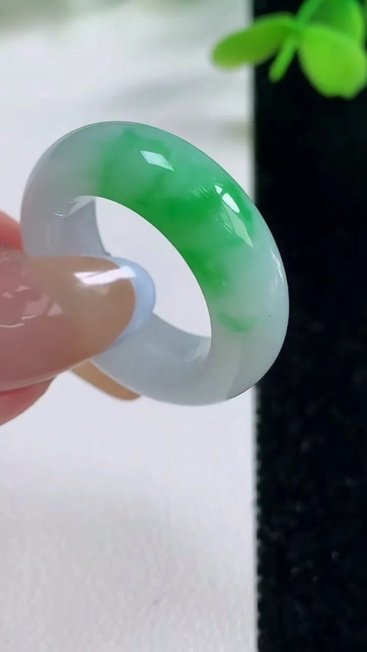 天然A货翡翠指环戒指，尺寸17.5-7.4-4.7，重量:7.61g2025年11月2日
工厂直销收