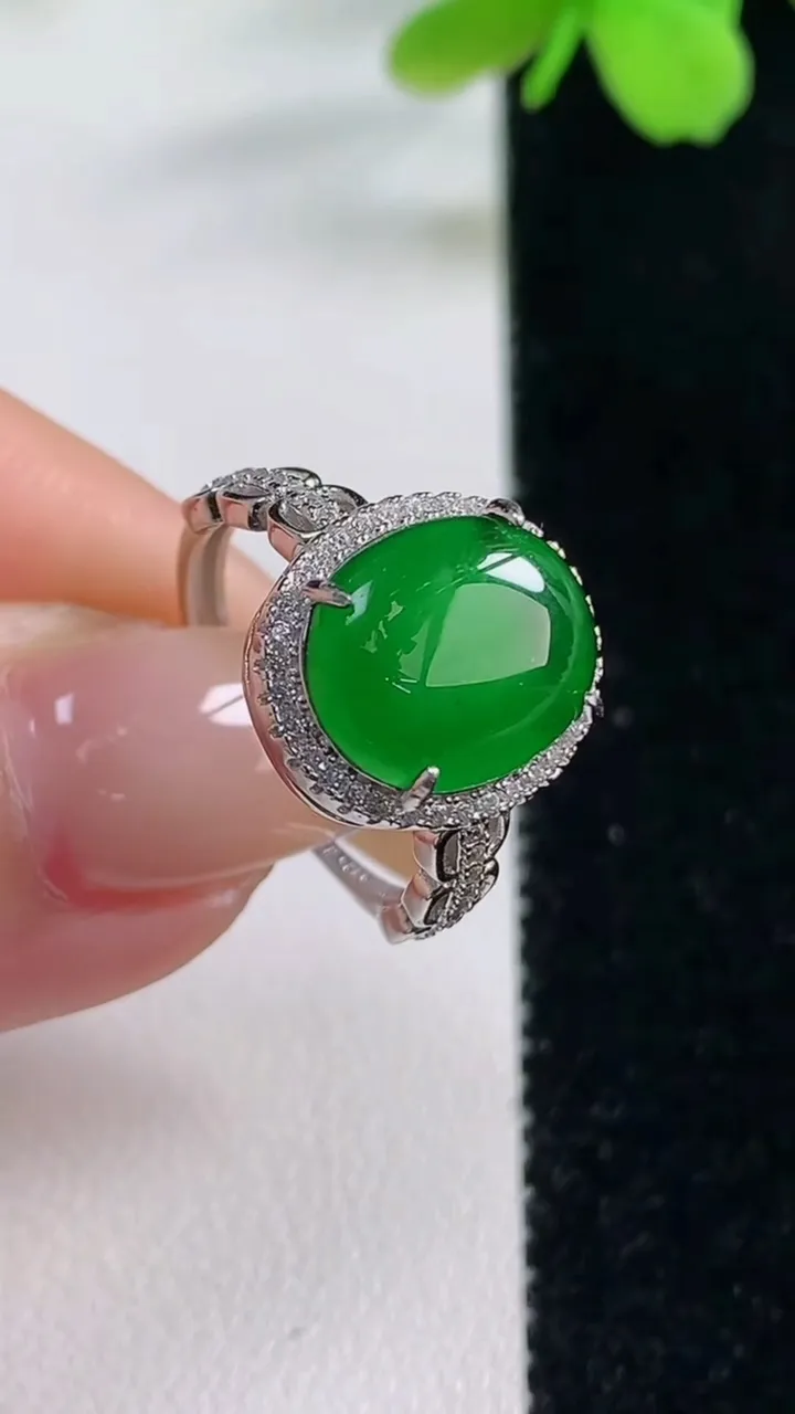 天然A货翡翠蛋面戒指，尺寸11.8-9.7-5.5，重量:2.93g2025年11月2日
工厂直销收藏佳品,种好水足，色泽均匀，有种有色，上手高大气！