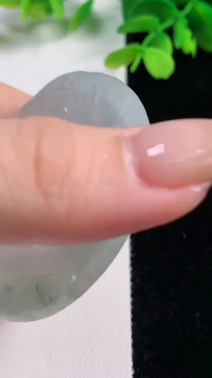 天然A货翡翠冰种飘花观音菩萨吊坠，尺寸54-4.8，重量:29.62g
11月2日