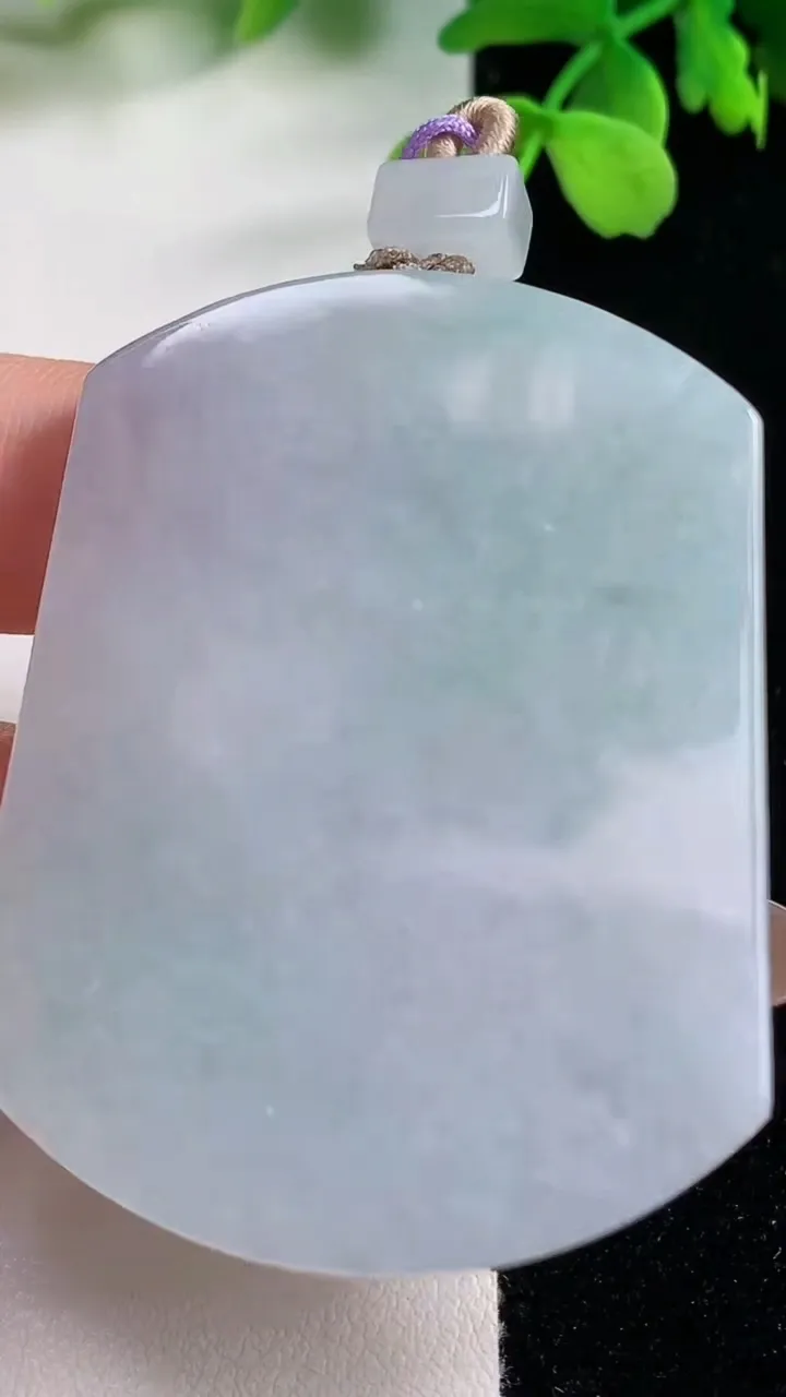 天然A货翡翠无事牌吊坠，尺寸55-41-5.7，重量:35.24g
11月2日