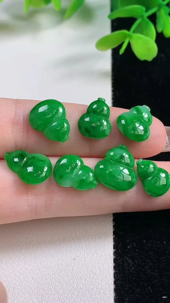 天然A货翡翠葫芦镶嵌件一手，尺寸12.8-11.2-2.5，重量:5.73g
11月2日