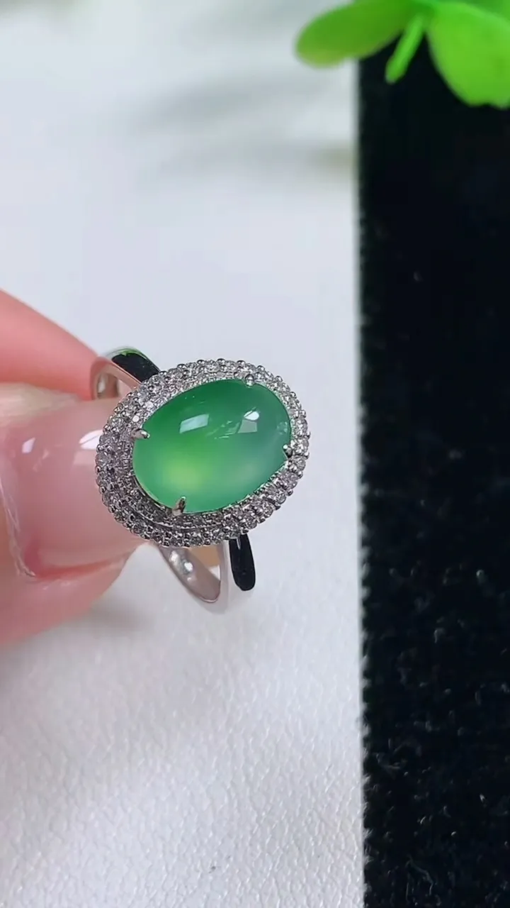 天然A货翡翠蛋面戒指，尺寸17.6-10-7.2-8.1，重量:2.70g2025年11月2日
工厂