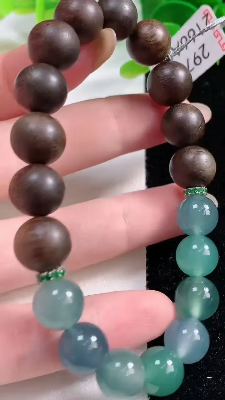天然A货翡翠圆珠手串，尺寸9.7-8颗，重量:21.39g11月2日
工厂直销收藏佳品,种好水足，色泽均匀，有种有色，上手高大气！