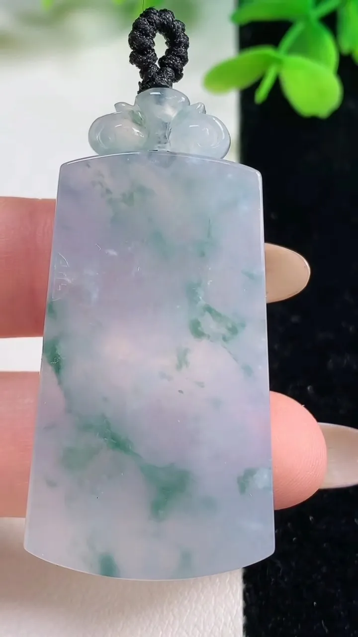 天然A货翡翠种飘花无事牌吊坠，尺寸43.6-25.2-5.7，重量:20.23g
11月2日