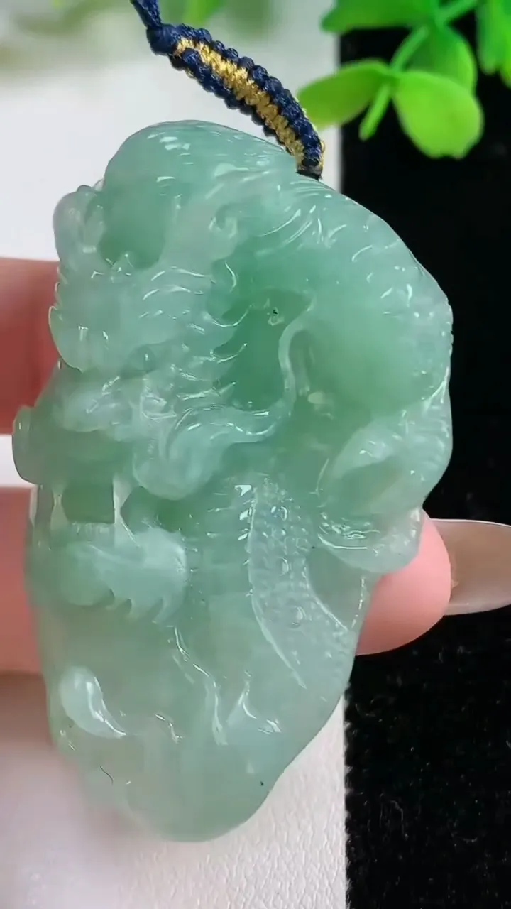 天然A货翡翠龙牌吊坠，尺寸55.8-34.7-16，重量:38.11g
11月2日